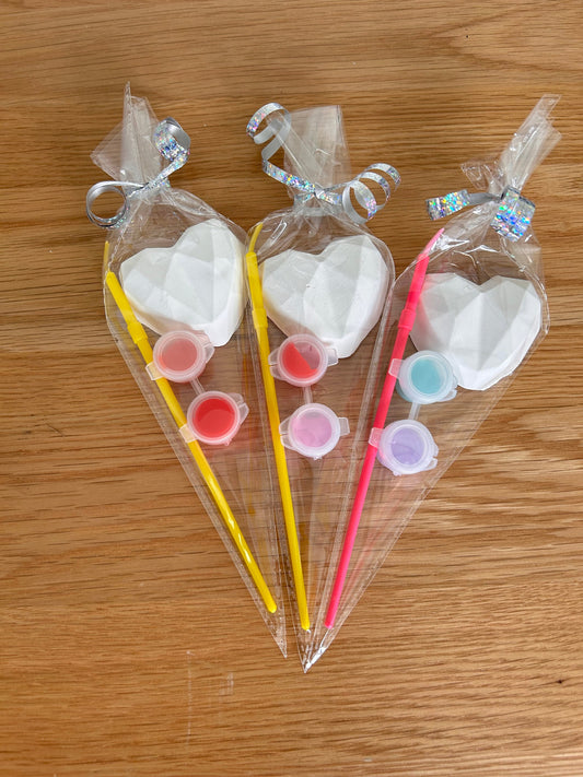 Paint your own hearts party cones (1 supplied)